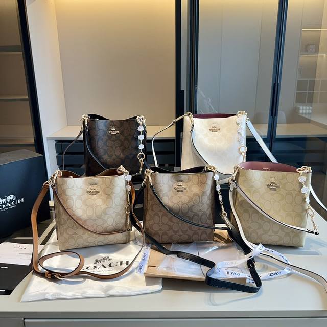 牛皮系列 顶级货配送加长链挂件coach蔻驰专柜同款水桶包willow系列coach经典永不过时的款式哦可手提可肩背!设计非常时尚~顶级做工!面料采用进口花料配 牛皮系列 顶级货配送加长链挂件coach蔻驰专柜同款水桶包willow系列coach经典永不过时的款式哦可手提可肩背!设计非常时尚~顶级做工!面料采用进口花料配