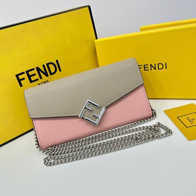 Fendi F09颜色 黑 粉尺尺寸 19*10.5*3.5 Fendi 专柜同步,可肩背专柜品质顶级进口牛皮 海外订制钥匙扣五金 做工油边精湛 Fendi F09颜色 黑 粉尺尺寸 19*10.5*3.5 Fendi 专柜同步,可肩背专柜品质顶级进口牛皮 海外订制钥匙扣五金 做工油边精湛