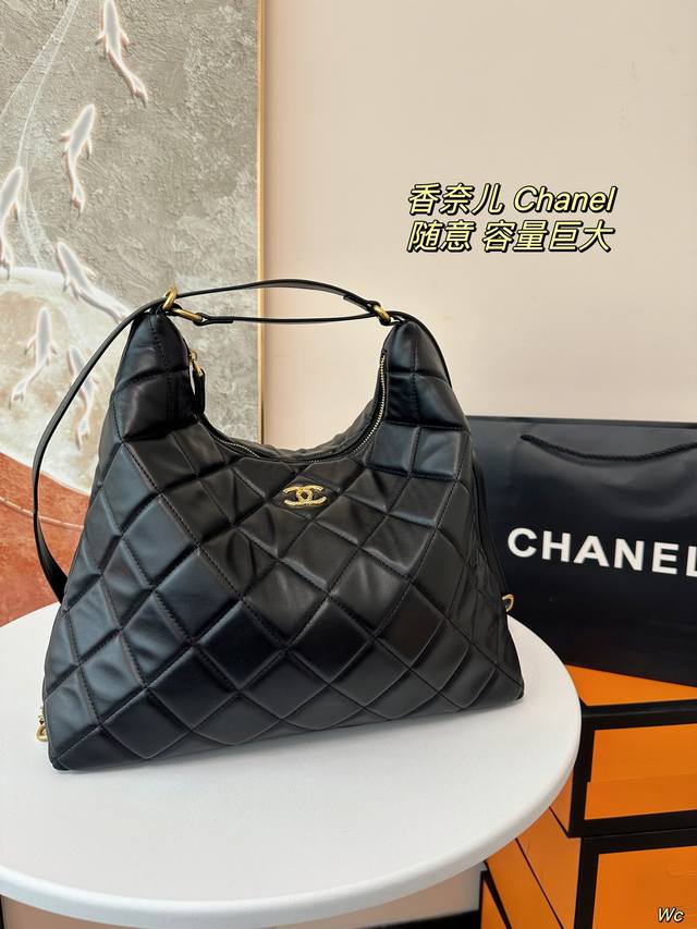 无盒 Chanel 这款包它的好处就是,不是定型包,塌塌的懒懒的感觉,很随意,背上身也不会太正式老气,还有容量巨大颜色就是为春季定制的,让人有一种暖暖的感觉,搭 无盒 Chanel 这款包它的好处就是,不是定型包,塌塌的懒懒的感觉,很随意,背上身也不会太正式老气,还有容量巨大颜色就是为春季定制的,让人有一种暖暖的感觉,搭