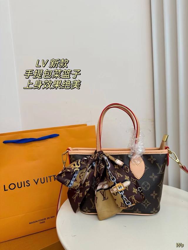 配盒 Lv新款手提包菜篮子 设计真的是开挂了 上身效果绝美 一年四季搭配绝绝子 尺寸20*15 配盒 Lv新款手提包菜篮子 设计真的是开挂了 上身效果绝美 一年四季搭配绝绝子 尺寸20*15