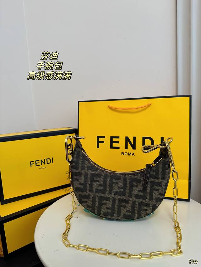 配盒 芬迪手腕包 底部的 Logo 金属设计真的是太爱了高级高满满 又不乏味 尺寸:19*9 配盒 芬迪手腕包 底部的 Logo 金属设计真的是太爱了高级高满满 又不乏味 尺寸:19*9