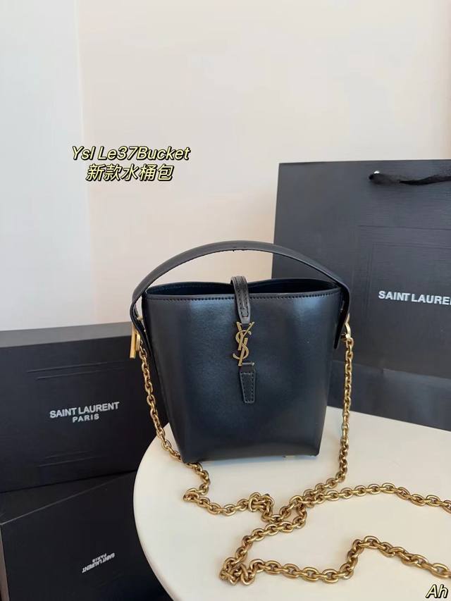 配盒 最新断货王,听我的一定要入,已经帮你们去对比过了, 最新牛货 包型中等大小,正合适,容量超足,各种随身小物品都能轻松装下 尺寸14*15 配盒 最新断货王,听我的一定要入,已经帮你们去对比过了, 最新牛货 包型中等大小,正合适,容量超足,各种随身小物品都能轻松装下 尺寸14*15