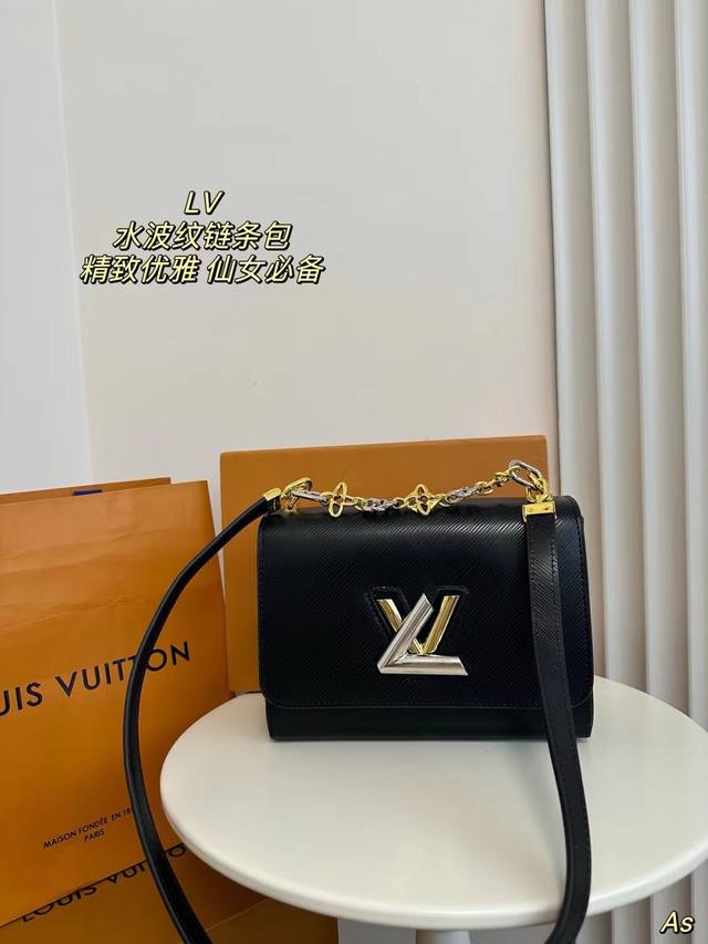 配盒 Lv水波纹链条包时髦拿捏住啦 不显老气 好好搭啊 而旦貌美气质加成好高的呀~爱死了这份从容优雅 尺寸23*16 配盒 Lv水波纹链条包时髦拿捏住啦 不显老气 好好搭啊 而旦貌美气质加成好高的呀~爱死了这份从容优雅 尺寸23*16