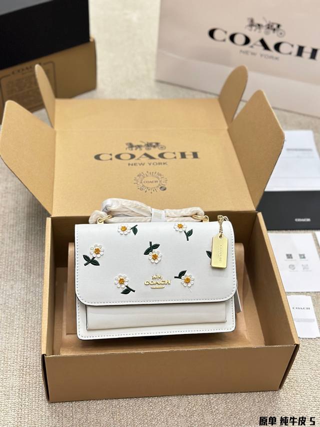 顶级原单 牛皮版本 C家新款klare翻盖小方包 这款包包看起来，可以说是非常的精致优雅，经典的同时又不失设计感。侧面采用了蛇纹包边,个性又有气质,金属五金链条