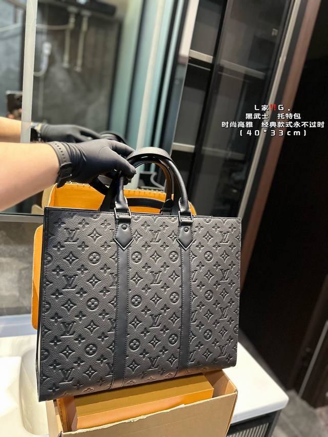 Lv 男士公文包 可以斜挎可以手提 容量也很大,文件,电脑都可以放 黑色百搭,经典 材质非常耐磨 商务男士的首选尺寸37.38 Lv 男士公文包 可以斜挎可以手提 容量也很大,文件,电脑都可以放 黑色百搭,经典 材质非常耐磨 商务男士的首选尺寸37.38