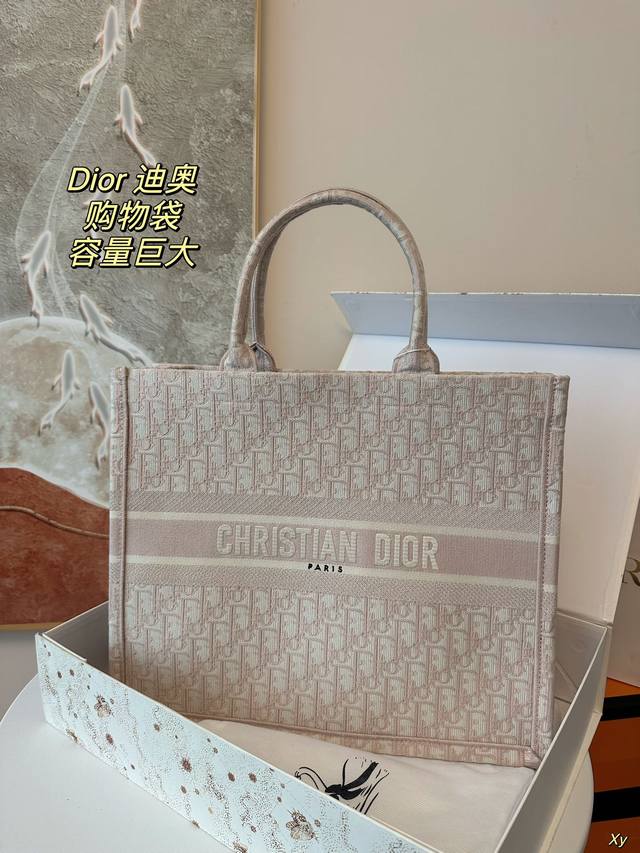 配盒 Dior 迪奥 购物袋 这款有多受追捧已然无需赘述，任何人都能驾驭~出片根本不挑人 非常适合旅行出差随便往那一扔就是一张大片 Obique是越看越顺眼那一