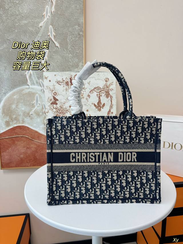配盒 Dior 迪奥 购物袋 这款有多受追捧已然无需赘述,任何人都能驾驭~出片根本不挑人 非常适合旅行出差随便往那一扔就是一张大片 Obique是越看越顺眼那一 配盒 Dior 迪奥 购物袋 这款有多受追捧已然无需赘述,任何人都能驾驭~出片根本不挑人 非常适合旅行出差随便往那一扔就是一张大片 Obique是越看越顺眼那一