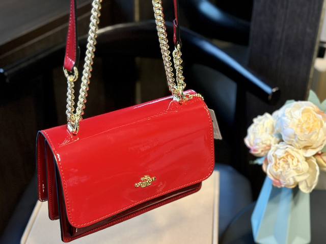 折叠礼盒包装 Coach 新款 Klare翻盖小方包 风琴邮差包 这款包包看起来，可以说是非常的精致优雅，经典的同时又不失设计感。侧面采用了蛇纹包边,个性又有气