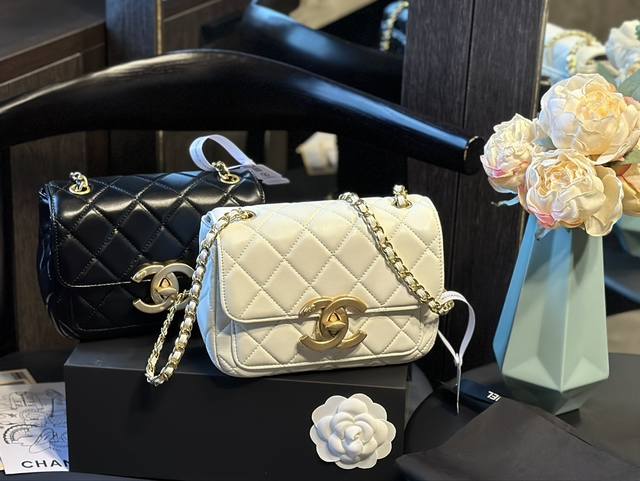 折叠礼盒 Chanel 24B 新款 口盖包 慵懒随性又好背 上身满满的惊喜 高级慵懒又随性 彻底心动的一只h! Size:20Cm 折叠礼盒 Chanel 24B 新款 口盖包 慵懒随性又好背 上身满满的惊喜 高级慵懒又随性 彻底心动的一只h! Size:20Cm