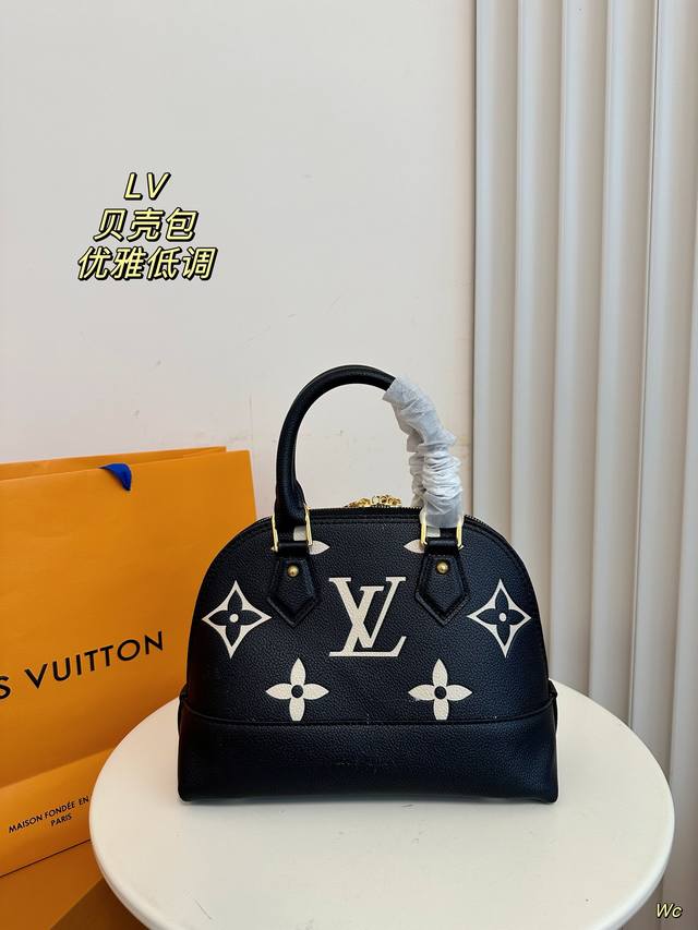 配盒 Lv 路易威登 贝壳包新品系列最新teddy系列高版本 贝壳包 手感超级好 搭配起来超级美腻 超级推荐走秀款同步上身效果好。 超级洋气奢华高贵的象征走秀款 配盒 Lv 路易威登 贝壳包新品系列最新teddy系列高版本 贝壳包 手感超级好 搭配起来超级美腻 超级推荐走秀款同步上身效果好。 超级洋气奢华高贵的象征走秀款