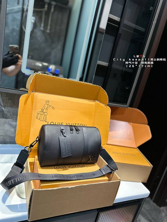 Lv City Keepall 男士斜挎包 超级百搭耐装,牛皮材质,硬挺不会软趴趴,空问很大很耐装,完肩带也不压 肩膀,很火的黑色老花 纯皮材质的更加简约有质感 Lv City Keepall 男士斜挎包 超级百搭耐装,牛皮材质,硬挺不会软趴趴,空问很大很耐装,完肩带也不压 肩膀,很火的黑色老花 纯皮材质的更加简约有质感