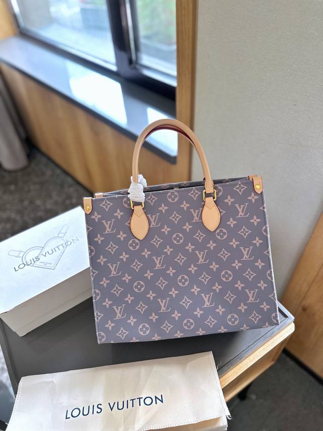 Lv本款onthego中号手袋释放monogram Empreinte压纹皮革的娴雅意味，可为当季造型注入盎然春意。充裕容量满足都市出行或商务所需，顶部手柄和长