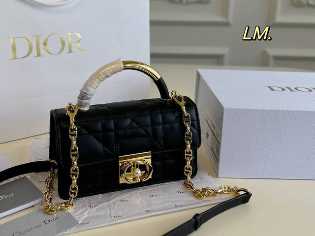 折叠盒 Size:20×11 Dior迪奥新款ange Bag手提链条包 金色的五金点缀小珍珠满满贵气 双隔层口袋收纳各种日常用品 经典的藤格纹标识,百看不腻! 折叠盒 Size:20×11 Dior迪奥新款ange Bag手提链条包 金色的五金点缀小珍珠满满贵气 双隔层口袋收纳各种日常用品 经典的藤格纹标识,百看不腻!