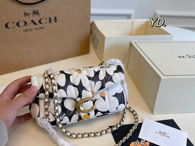 小号 折叠盒 Size: 20×11小号 Coach蔻驰新款tabby扎染红唇链条包 6月最新品，文字时髦拉满 手工染色形成独特图案 皮质触感软软的很舒服 可以
