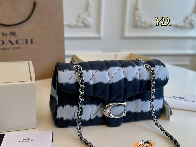 大号 折叠盒 Size:26×13大号 Coach蔻驰新款tabby扎染红唇链条包 6月最新品,文字时髦拉满 手工染色形成独特图案 皮质触感软软的很舒服 可以腋 大号 折叠盒 Size:26×13大号 Coach蔻驰新款tabby扎染红唇链条包 6月最新品,文字时髦拉满 手工染色形成独特图案 皮质触感软软的很舒服 可以腋