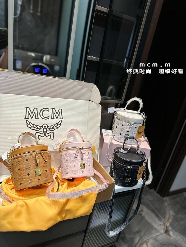 礼盒包装 Mcm发财桶原单复刻 搭配休闲风的穿搭舒适又有活力 超级耐看 尺寸:15.16Cm 礼盒包装 Mcm发财桶原单复刻 搭配休闲风的穿搭舒适又有活力 超级耐看 尺寸:15.16Cm