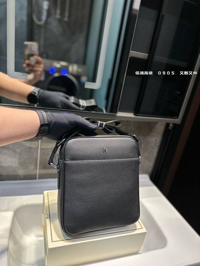 Hermès 爱马仕头层牛皮单肩包 男士斜挎包 休闲商务 采用精湛镶嵌细工 经典百搭 实物拍摄 原厂面料 高端品质 配送防尘袋 26 X 24 Cm