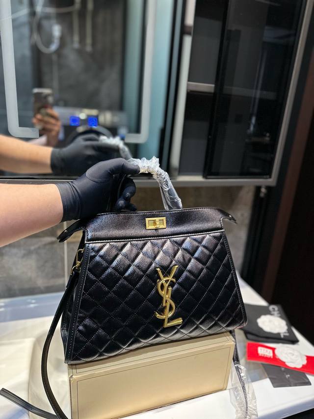 礼盒包装 圣罗兰托特 百搭又高级 不咋挑衣服。随意拎着就能出门 单肩斜挎都可以 春秋搭配大衣,真的绝绝子 酷飒风中又带着随意慵懒m尺寸 礼盒包装 圣罗兰托特 百搭又高级 不咋挑衣服。随意拎着就能出门 单肩斜挎都可以 春秋搭配大衣,真的绝绝子 酷飒风中又带着随意慵懒m尺寸