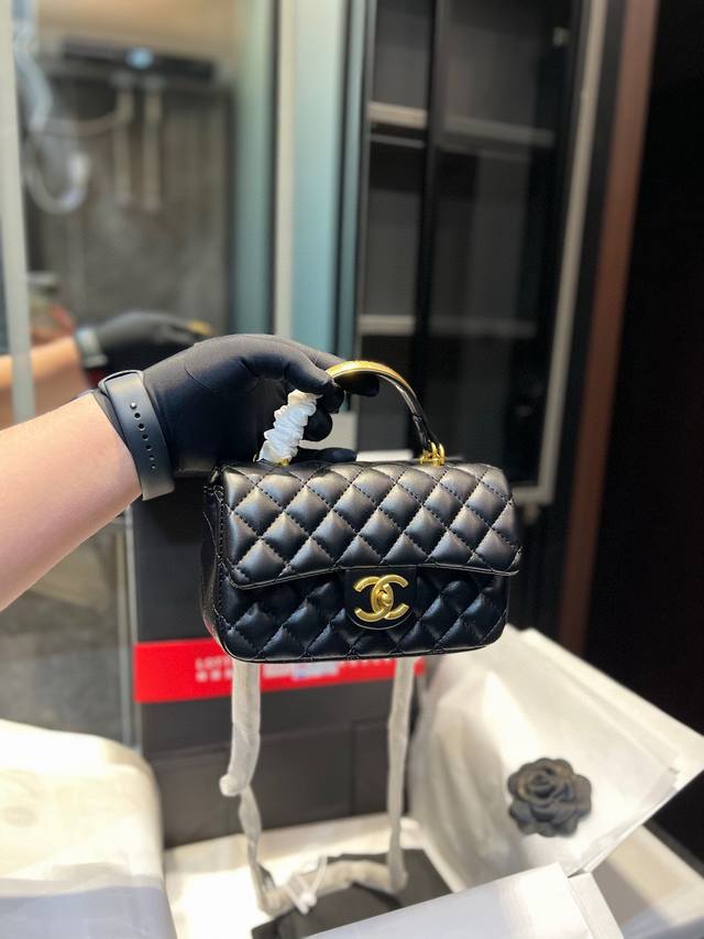 折叠礼盒 Chanel带手柄mini Cf 香奈儿 Chanel 新出的款,带手柄的minicf,羊皮是mini Cf, 多了个手柄真的觉得完美,除了斜挎和单肩 折叠礼盒 Chanel带手柄mini Cf 香奈儿 Chanel 新出的款,带手柄的minicf,羊皮是mini Cf, 多了个手柄真的觉得完美,除了斜挎和单肩