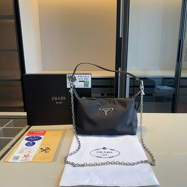 新品推荐 Prada普拉达新款腋下包！配长带可斜挎明星同款！到哪都是回头率专柜同款哦！进口防水布面料！外出轻便实用！原版五金！原版礼盒包装 Size：24*14
