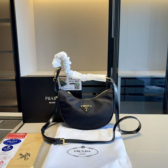 新品推荐 Prada普拉达专柜新款半月腋下包!配长带可斜挎明星同款!到哪都是回头率专柜同款哦!进口防水布面料!外出轻便实用!原版五金!原版礼盒包装 Size:2 新品推荐 Prada普拉达专柜新款半月腋下包!配长带可斜挎明星同款!到哪都是回头率专柜同款哦!进口防水布面料!外出轻便实用!原版五金!原版礼盒包装 Size:2