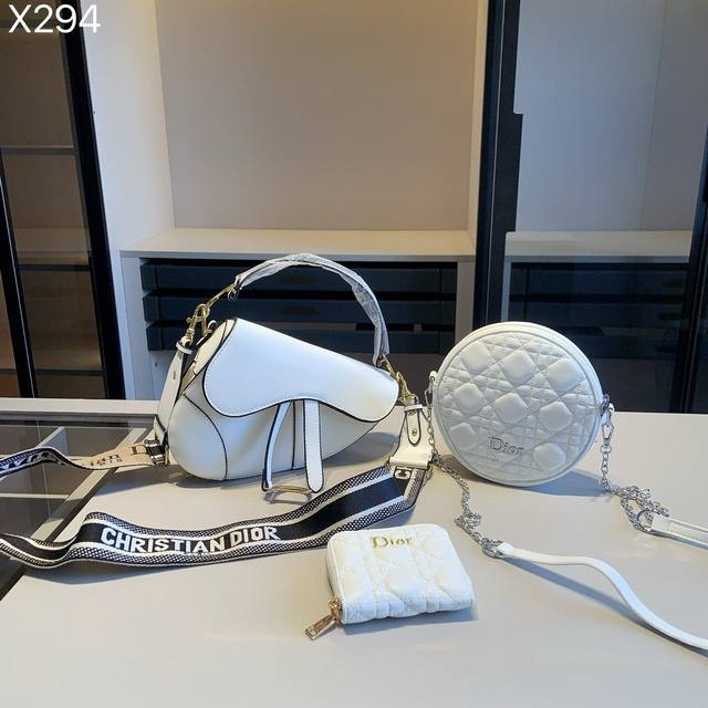 组合上新 全新系列组合x294 迪奥马鞍包迪奥圆饼包迪奥钱包 尺寸 马鞍包:25*20 圆饼包:17*17*6 钱包:11*10 产品介绍 Dior新款白雪公主 组合上新 全新系列组合x294 迪奥马鞍包迪奥圆饼包迪奥钱包 尺寸 马鞍包:25*20 圆饼包:17*17*6 钱包:11*10 产品介绍 Dior新款白雪公主