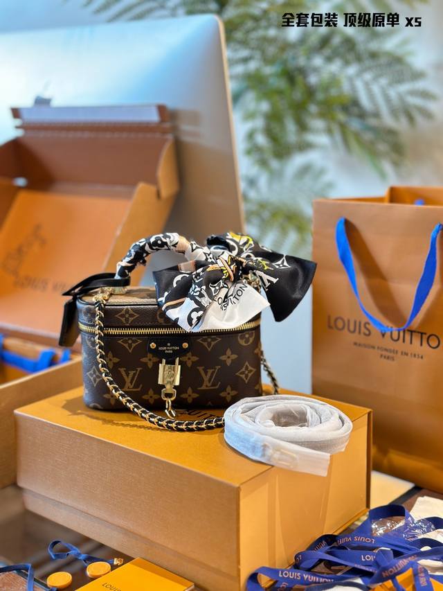 顶级原单 赠送原版丝带 Lv超火的化妆包vanity 疯狂种草 Lv这款来自2024年最新的化妆包,全名叫vanitychain Pouch,正式上线了 这款包 顶级原单 赠送原版丝带 Lv超火的化妆包vanity 疯狂种草 Lv这款来自2024年最新的化妆包,全名叫vanitychain Pouch,正式上线了 这款包