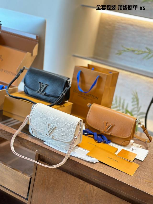 Louis Vuitton 黑 色buci也太酷了吧给我一个不买iv家老花的理由 那必然是lv的buci Epi水波纹牛皮和荔枝纹牛皮的组合 让整只包的质感直接