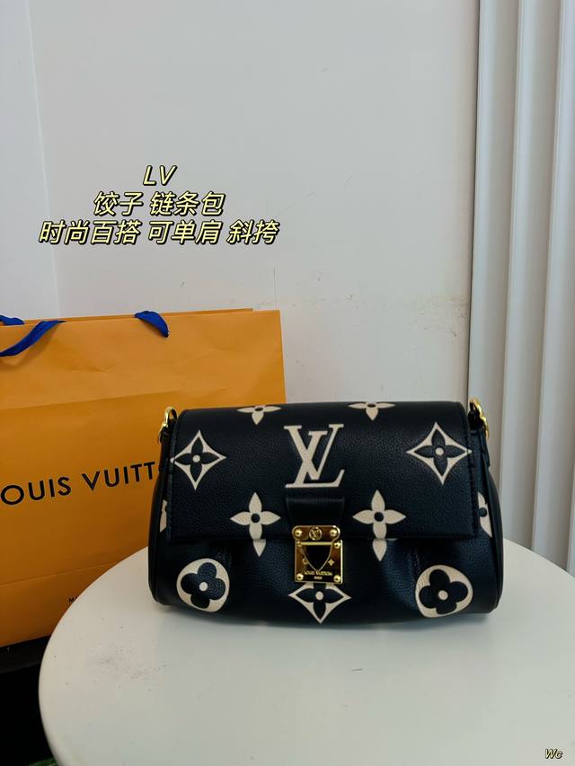 配盒 Lv 饺子包 喜欢这个包的设计,侧面是三角形结构,空间足够,皮肩带可以单肩也可以斜挎,金属链条可以单肩,也可以做个装饰。 尺寸23*13 配盒 Lv 饺子包 喜欢这个包的设计,侧面是三角形结构,空间足够,皮肩带可以单肩也可以斜挎,金属链条可以单肩,也可以做个装饰。 尺寸23*13