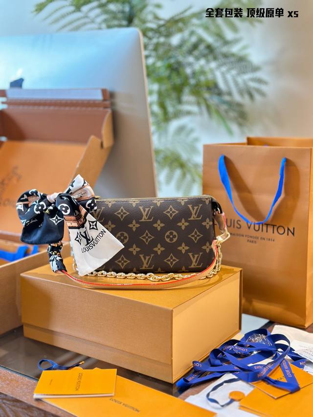 送专柜原版丝带 顶级原单 图片全套包装 全钢五金 多年的大麻将改款了,10.1 上市,虽然变化和老款不大,但这次加了链条的肩带方便斜挎十内里隔层也方便放手机和卡 送专柜原版丝带 顶级原单 图片全套包装 全钢五金 多年的大麻将改款了,10.1 上市,虽然变化和老款不大,但这次加了链条的肩带方便斜挎十内里隔层也方便放手机和卡