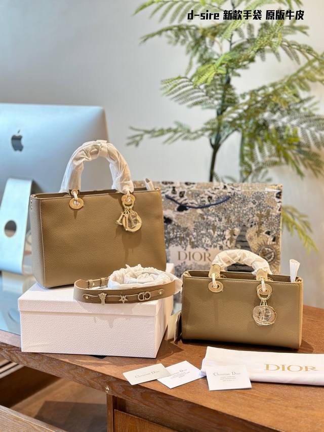 Dior Lady D-Sire牛皮颗粒纹系列 Lady D-Sire牛皮颗粒纹系列,暗黑甜酷风,牛皮质感超美,完美的廓形裁剪,黑色是最好的时髦配色,超大的藤格 Dior Lady D-Sire牛皮颗粒纹系列 Lady D-Sire牛皮颗粒纹系列,暗黑甜酷风,牛皮质感超美,完美的廓形裁剪,黑色是最好的时髦配色,超大的藤格