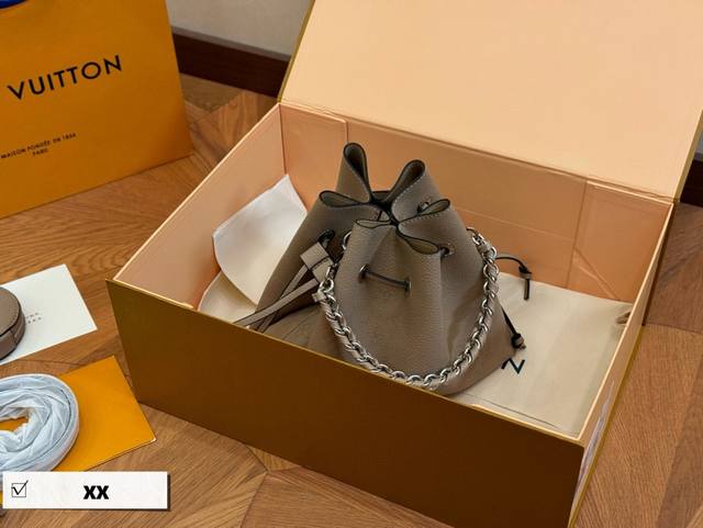 折叠盒 Size：23*18Cm 配零钱包 Lv 镂空水桶包 中古vintage子母包 水桶的款式 超显气质！ 越看越喜欢！ 经典中的经典！