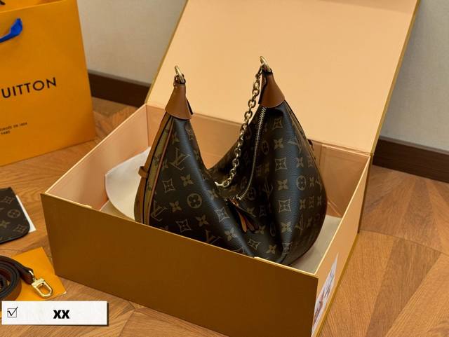 配盒 Size：37*24Cm Lv Loop腋下包 太戳我了吧！上身效果！ 啥也不说啦！订起来 . 月牙 走秀款 搜索lv 大号月亮包 拼色