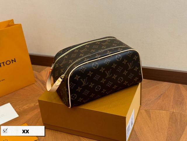 配盒 Size:26*16Cm 这个化妆包一定要好好夸一下 用它真的太方便啦! 出去旅游的话 一个包可以解决所有问题! Lv 化妆包! 女士们的必备品, 男士们 配盒 Size:26*16Cm 这个化妆包一定要好好夸一下 用它真的太方便啦! 出去旅游的话 一个包可以解决所有问题! Lv 化妆包! 女士们的必备品, 男士们