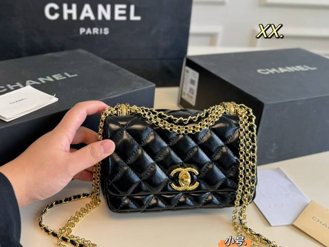 小号 折叠盒 Size:18×11小号 Chanel香奈儿24A新款多层链条包 防油蜡皮材质搭配多层链条~ 满满的高级感 氛围好瞬间拉满 经典双c Logo辨识 小号 折叠盒 Size:18×11小号 Chanel香奈儿24A新款多层链条包 防油蜡皮材质搭配多层链条~ 满满的高级感 氛围好瞬间拉满 经典双c Logo辨识