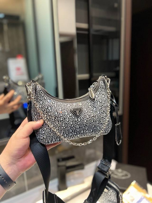 礼盒包装 Prada 满钻水晶 三合一快看它在发光呀 银色的光为你奉.上风当 爱是一道光a 如果爱请把这束光带走哈哈哈#普拉达prada X尺寸22
