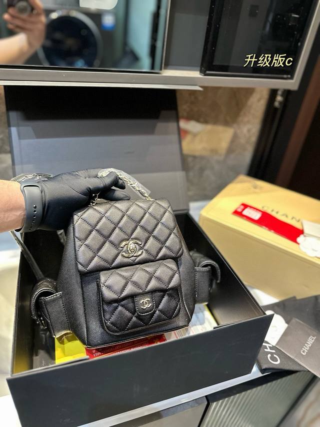 礼盒包装 香奈儿chanel 23K Duma坦克双肩包 新款与上季duma有所改变，前侧下方口袋变成左右两侧，实用性还有颜值都让人无法抗拒～ 两边的小口袋也挺