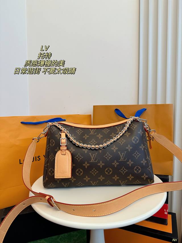 配盒 Lv链条包斜挎包 时髦拿捏住啦 不显老气好好搭啊 而旦貌美气质加成好高的呀~ 爱死了这份从容优雅 尺寸:31*18 配盒 Lv链条包斜挎包 时髦拿捏住啦 不显老气好好搭啊 而旦貌美气质加成好高的呀~ 爱死了这份从容优雅 尺寸:31*18