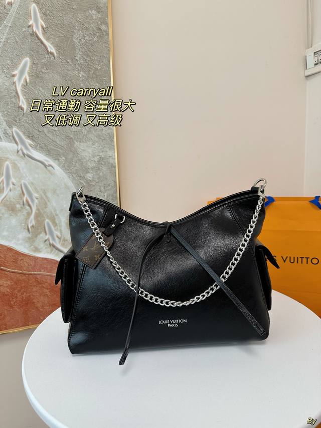 配盒 Lv Carryall 自然放置硬挺有型放东西后会变得柔软 随意慵懒感~ 包身会有自然的褶皱很特别的感觉，黑色更低调一些日常通勤也可以用还很耐脏好打理哦~
