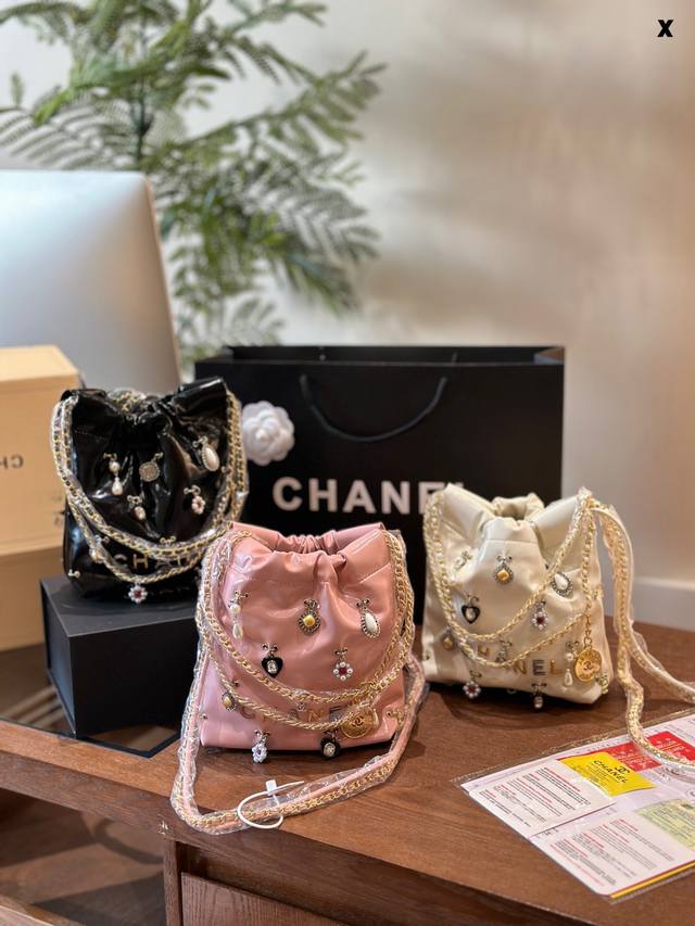 本季最期待的款之一 Chanel24A手工坊j每年的手工坊系列可以说是香家最精致的一季最能体现香奈儿独特工艺的一季 在这只22Bag看到了 看似繁琐但又觉得非常 本季最期待的款之一 Chanel24A手工坊j每年的手工坊系列可以说是香家最精致的一季最能体现香奈儿独特工艺的一季 在这只22Bag看到了 看似繁琐但又觉得非常