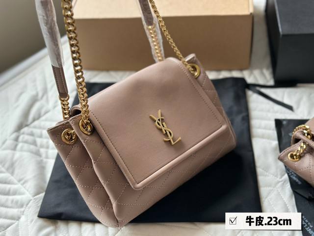 配盒 Size:18*13Cm 23*15Cm 牛皮品质出 Ysl Mini Nolita手袋 精致、可爱还很能装~ 背他真的是温柔小仙女本仙了 搜索杨树林洛丽 配盒 Size:18*13Cm 23*15Cm 牛皮品质出 Ysl Mini Nolita手袋 精致、可爱还很能装~ 背他真的是温柔小仙女本仙了 搜索杨树林洛丽