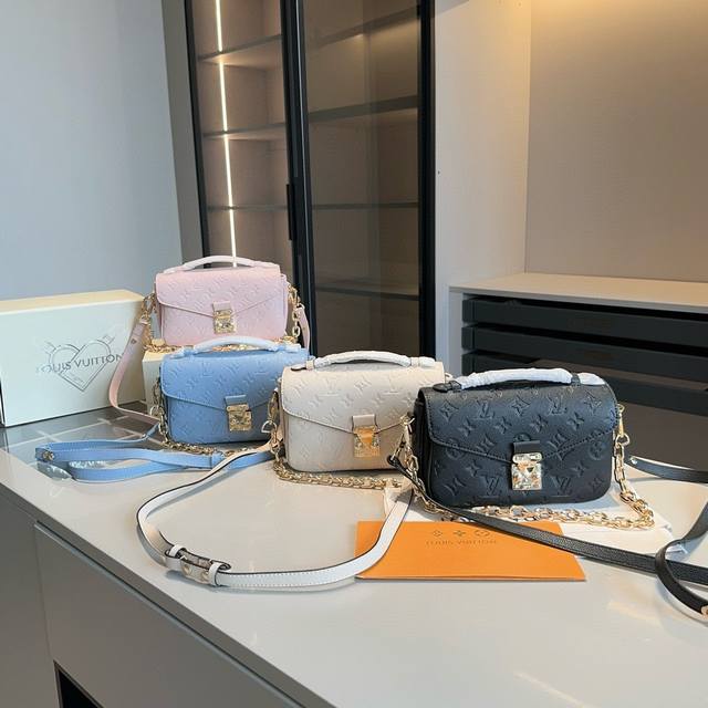 牛皮系列 高端货lv专柜爆款小邮差包全牛皮压花系列！配链条和皮带～非常实用众多明星追捧的单品哦 原版牛皮面料原版复刻顶级五金 上身效果超棒！超高回头率！原版折叠