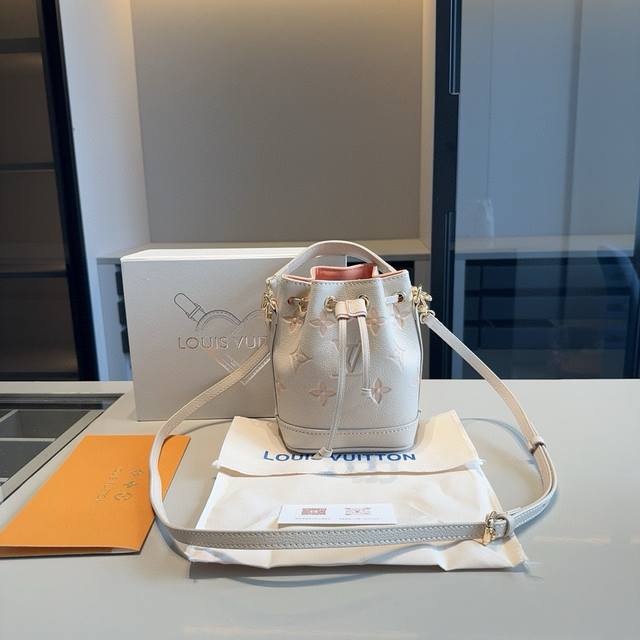 牛皮系列 高端货lv路易威登新款nano 全皮草莓牛奶印花系列~迷你水桶包!专柜同款~可手提可肩背!走到哪都是回头率原版全牛皮 原版顶级k金五金 完美走线 同等 牛皮系列 高端货lv路易威登新款nano 全皮草莓牛奶印花系列~迷你水桶包!专柜同款~可手提可肩背!走到哪都是回头率原版全牛皮 原版顶级k金五金 完美走线 同等