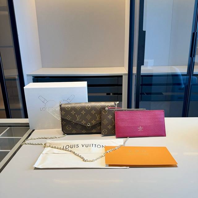 牛皮系列 顶级货lv专柜经典老花系列~三合一链条包!Felicie信封包三件套众多明星追捧的单品哦 原版牛皮面料整包全方位对花裁剪!原版顶级复刻五金 非常可爱的 牛皮系列 顶级货lv专柜经典老花系列~三合一链条包!Felicie信封包三件套众多明星追捧的单品哦 原版牛皮面料整包全方位对花裁剪!原版顶级复刻五金 非常可爱的