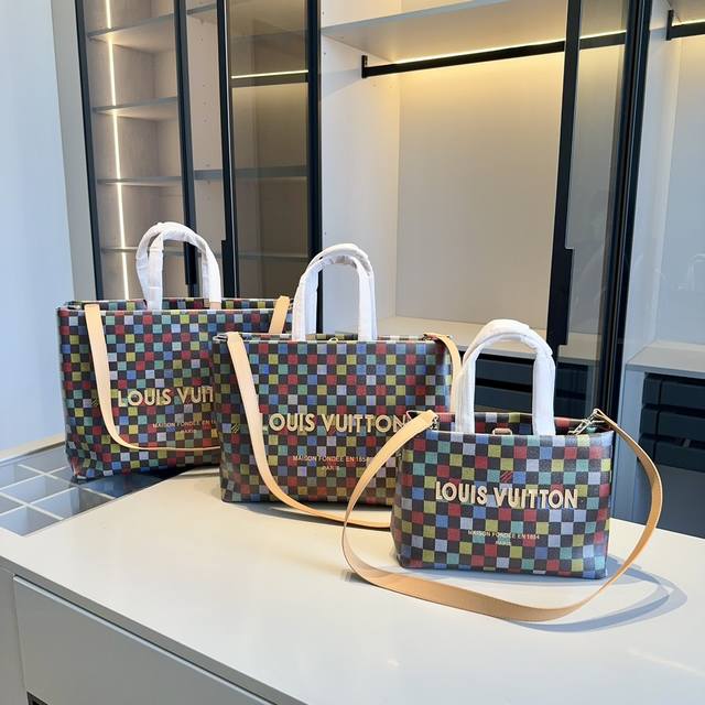 新品推荐 高端货lv专柜新款彩色棋盘格系列~托特包sopper购物袋男女通用哦潮人必备单品!专柜同款!原版牛皮面料!定制五金!上身效果超棒!原单品质 ~超高回头 新品推荐 高端货lv专柜新款彩色棋盘格系列~托特包sopper购物袋男女通用哦潮人必备单品!专柜同款!原版牛皮面料!定制五金!上身效果超棒!原单品质 ~超高回头