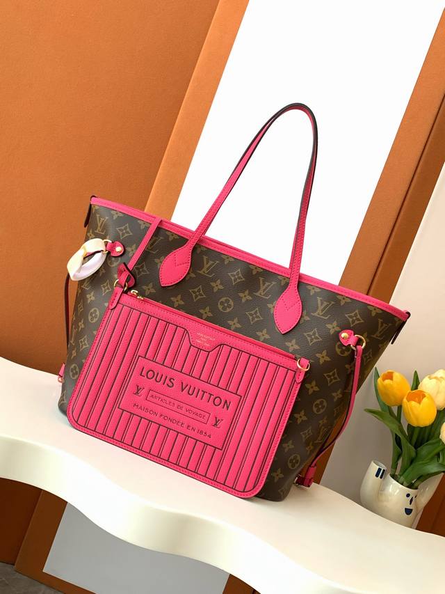 动态变码芯片 Neverfull Inside Out 中号手袋 特级加强版 型号： M12063 皮料： 是意大利a级皮料 五金： 采用进口a级全钢五金 包装