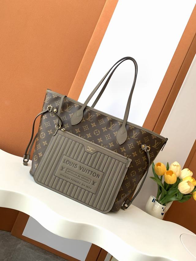 动态变码芯片 Neverfull Inside Out 中号手袋 特级加强版 型号： M12062 皮料： 是意大利a级皮料 五金： 采用进口a级全钢五金 包装