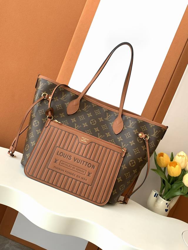 动态变码芯片 Neverfull Inside Out 中号手袋 特级加强版 型号： M12061 皮料： 是意大利a级皮料 五金： 采用进口a级全钢五金 包装