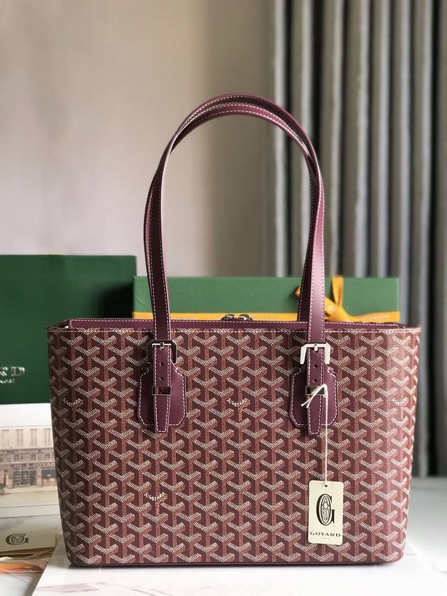 正品级 Goyard 新款中古包，立挺的版型洋溢着都市的时尚感，知性典雅简约中性，冷酷范十足。 双拉链开口，内附双隔层袋，手柄长度可随意调节，既可手提也可肩背！