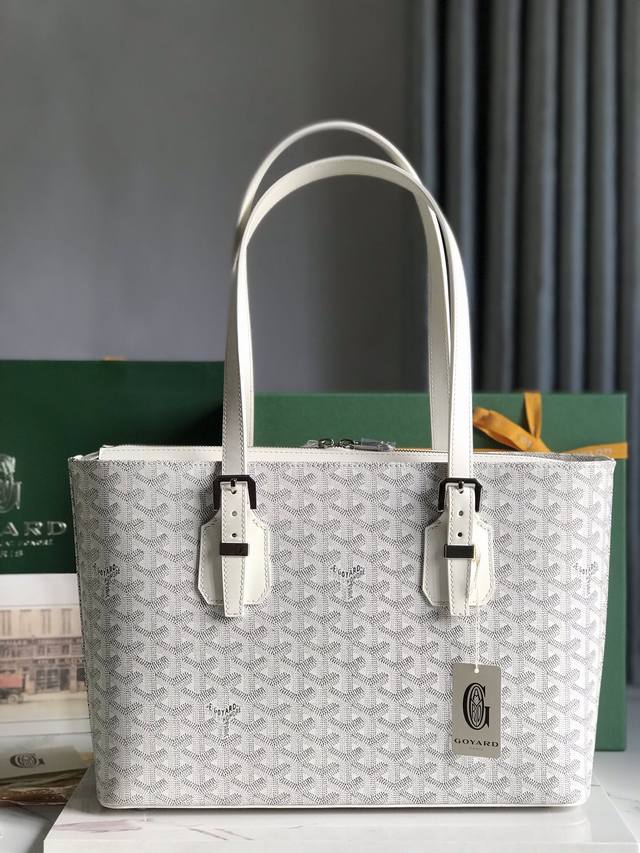 正品级 Goyard 新款中古包，立挺的版型洋溢着都市的时尚感，知性典雅简约中性，冷酷范十足。 双拉链开口，内附双隔层袋，手柄长度可随意调节，既可手提也可肩背！